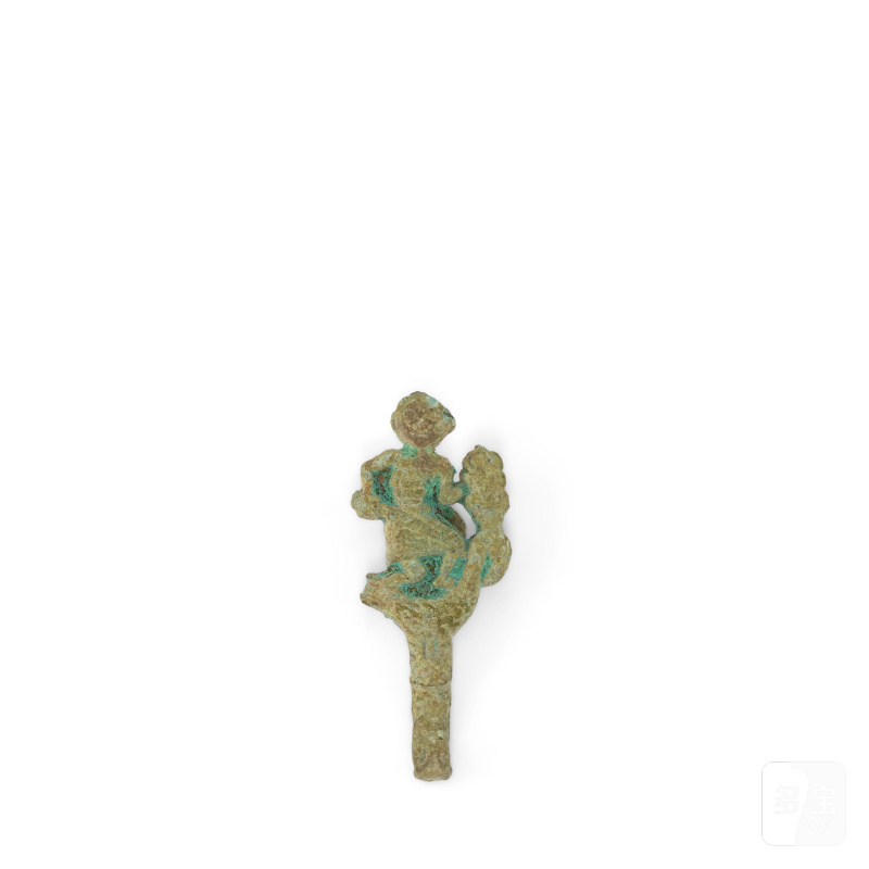 東周 青銅士兵形小帶鉤 獸紋嵌綠松石帶鉤 | TWO MINIATURE BRONZE BELTHOOKS AND A GILT-BRONZE MERCHANT FIGURE - 图4